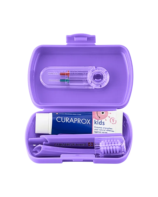 CURAPROX Kids travel set (fialový (1x zubná kefka, 2x medzizubná kefka CPS, 1x zubná pasta melón 6+ 10 ml, 1x nálepka) 1x1 set) 1 set