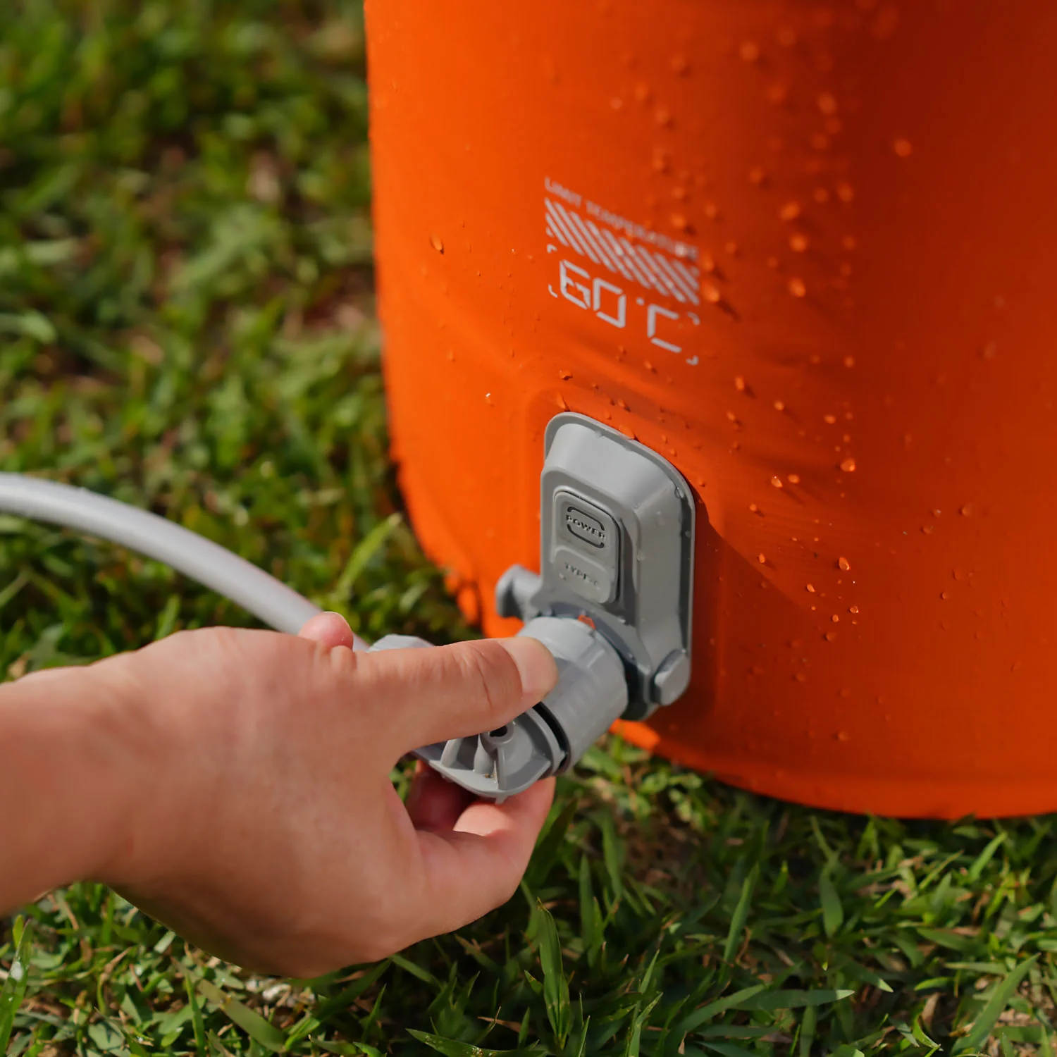 TINY Shower Bucket Malá batériová sprcha s nádržou. Maximálna hygiena a osvieženie kdekoľvek na cestách.