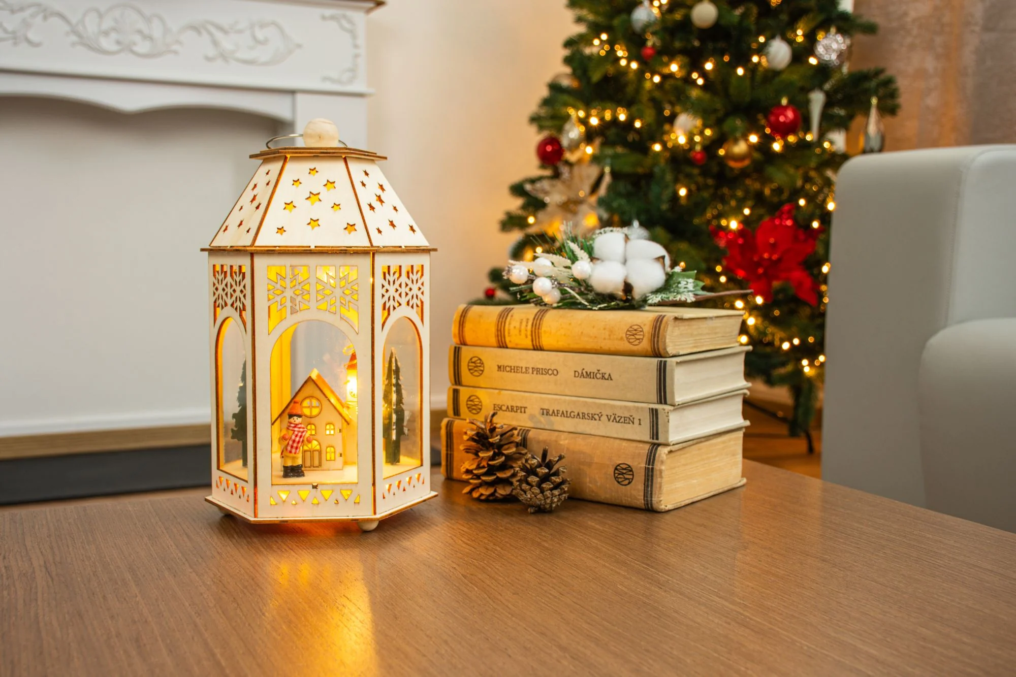 MagicHome vianočný LED lampáš s drevenou dedinkou, 1 ks 9 LED, teplá biela, 16,5x14x30 cm