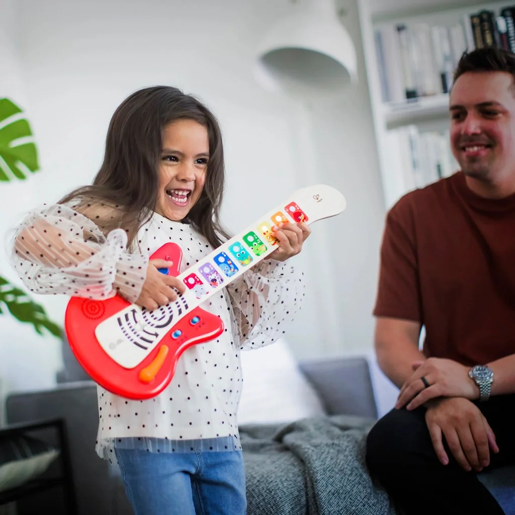 Hračka drevená hudobná gitara Together in Tune Guitar™ Connected Magic Touch™ HAPE 6m+