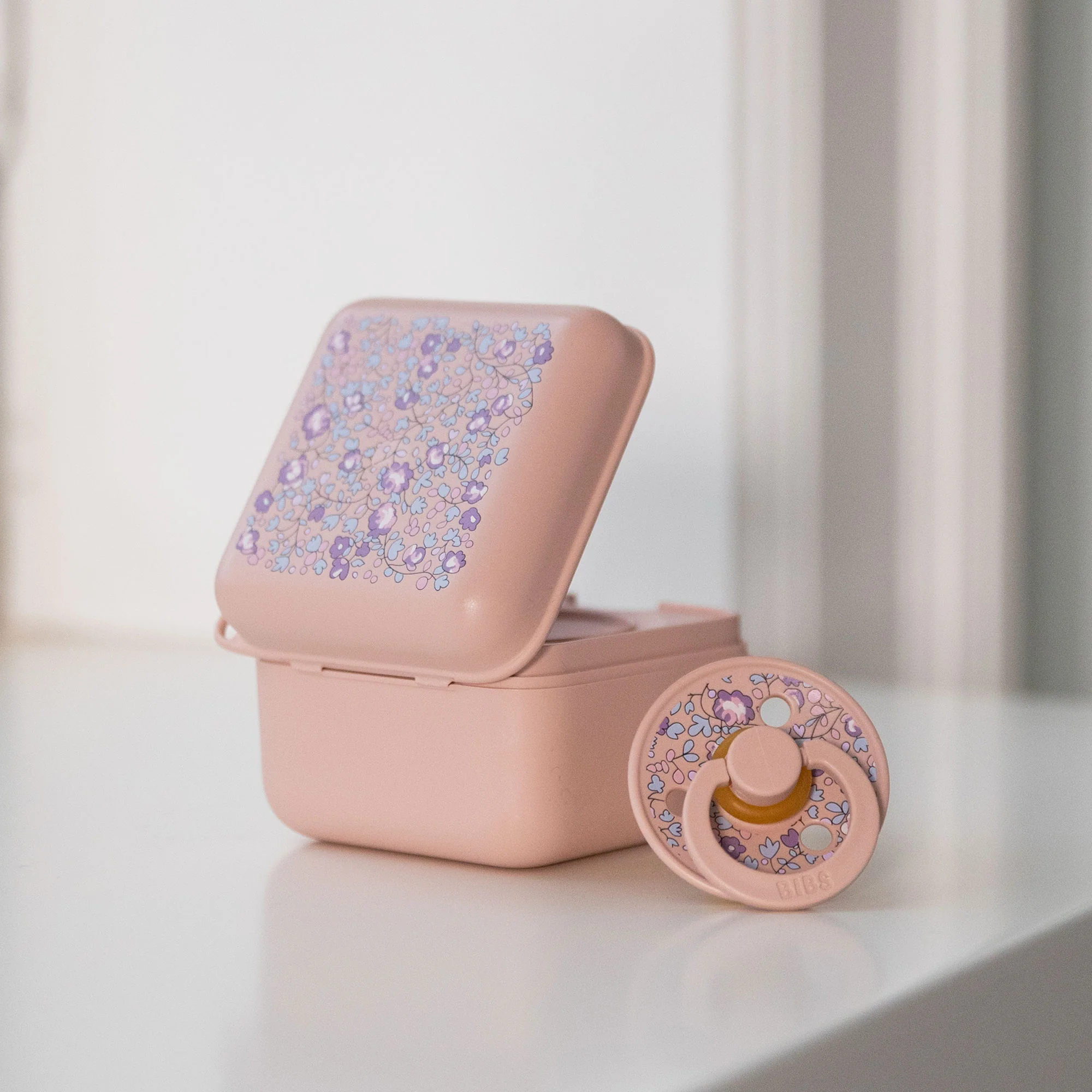 BIBS x LIBERTY krabička na cumlíky June Blossom Blush