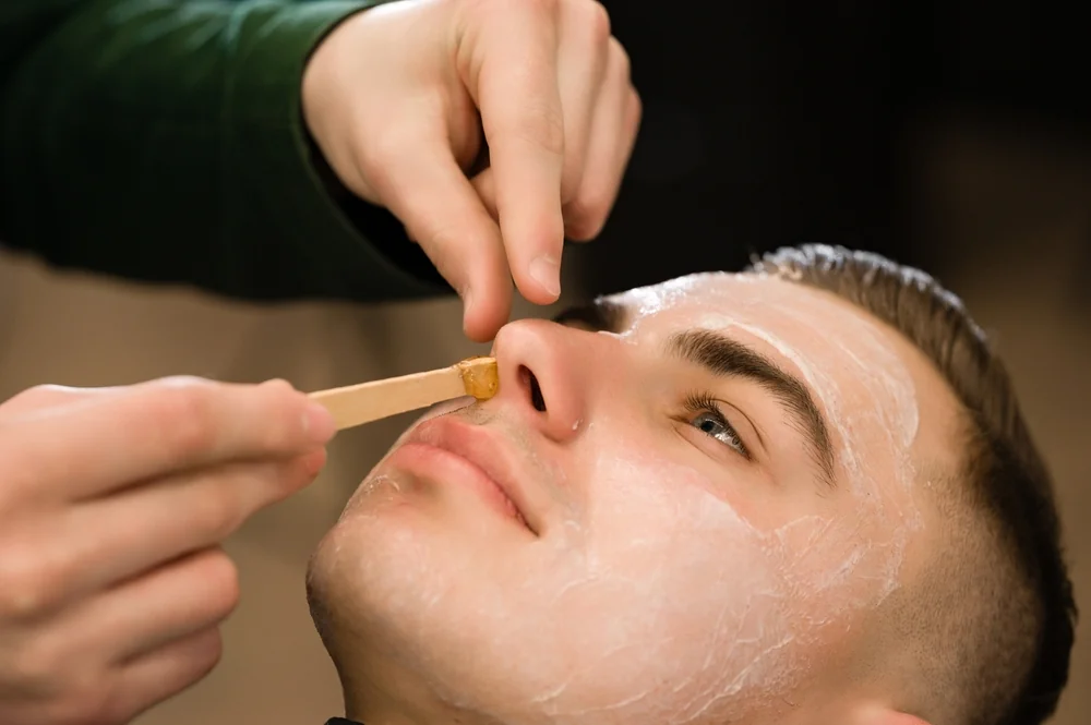 Z TikToku rovno do nemocnice? Nebezpečný trend voskovania chĺpkov v nose ohrozuje zdravie