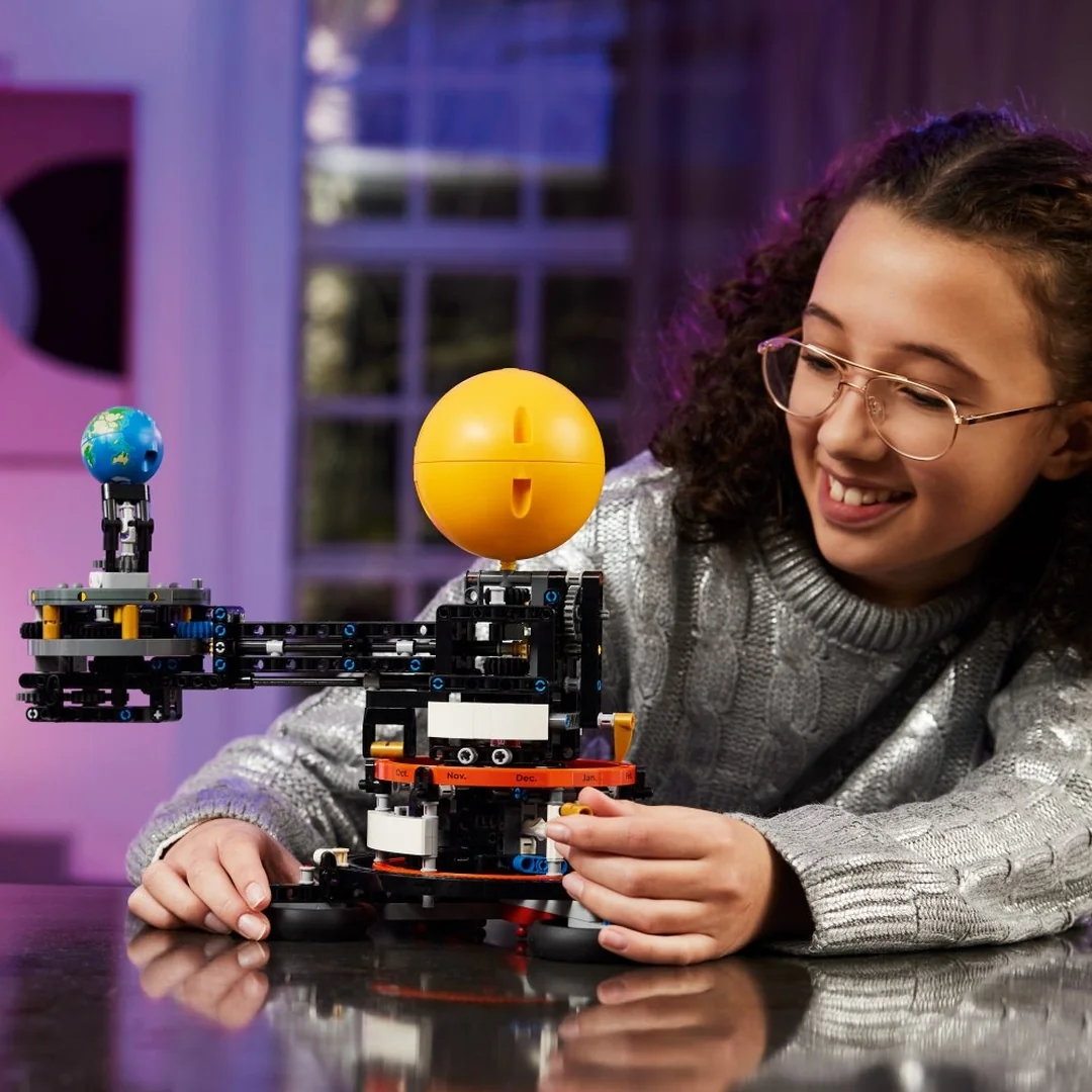 LEGO® Technic™ 42179 Planéta Zem a Mesiac na obežnej dráhe