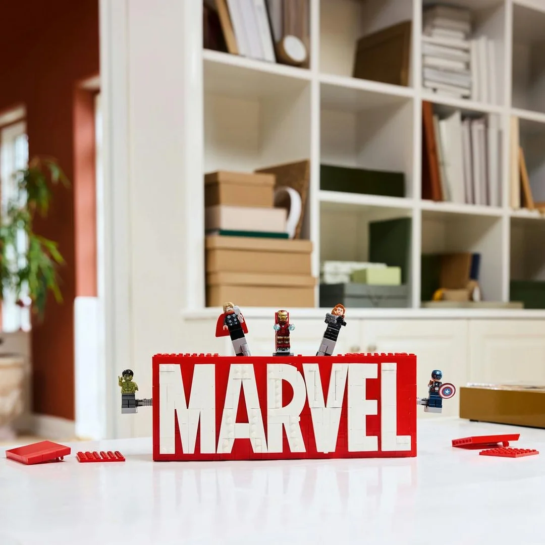 LEGO® Marvel 76313 Logo MARVEL a minifigúrky