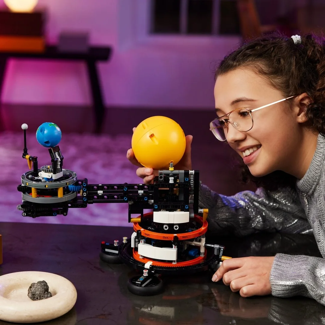LEGO® Technic™ 42179 Planéta Zem a Mesiac na obežnej dráhe