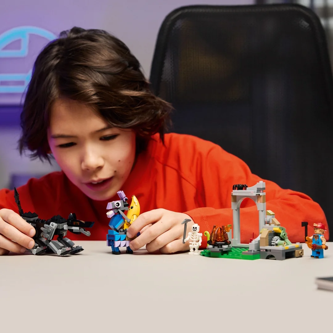 LEGO® Fortnite® 77075 Peely a Sparkplug a ich táborisko