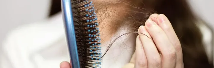 Tipy ako zastaviť vypadávanie vlasov po covide