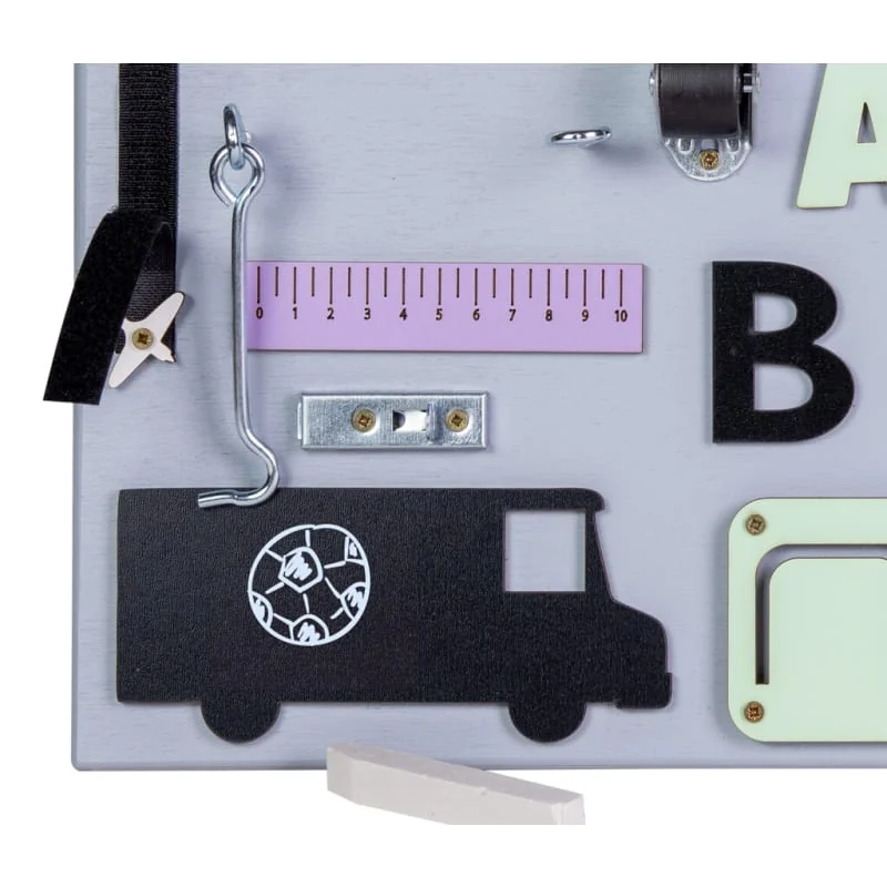 Drevená manipulačná (busy) doska 50×37,5 cm – zips, zvonček, kolieska, tabuľka autobus