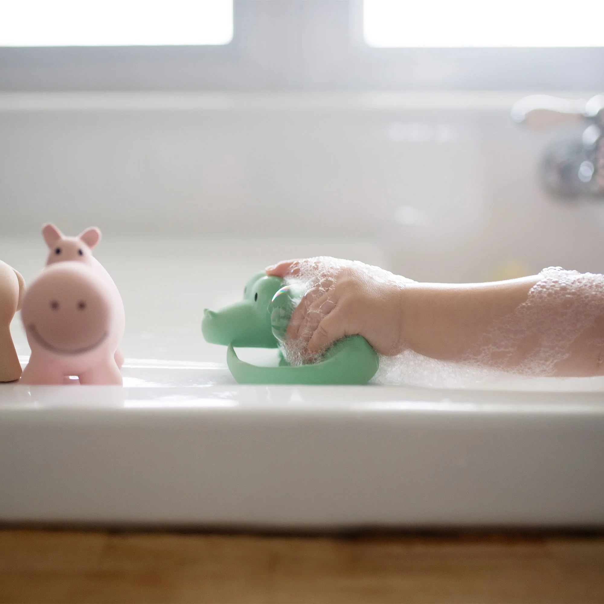 Tikiri Safari - hrkálka a hryzátko z prírodnej gumy Hrošík