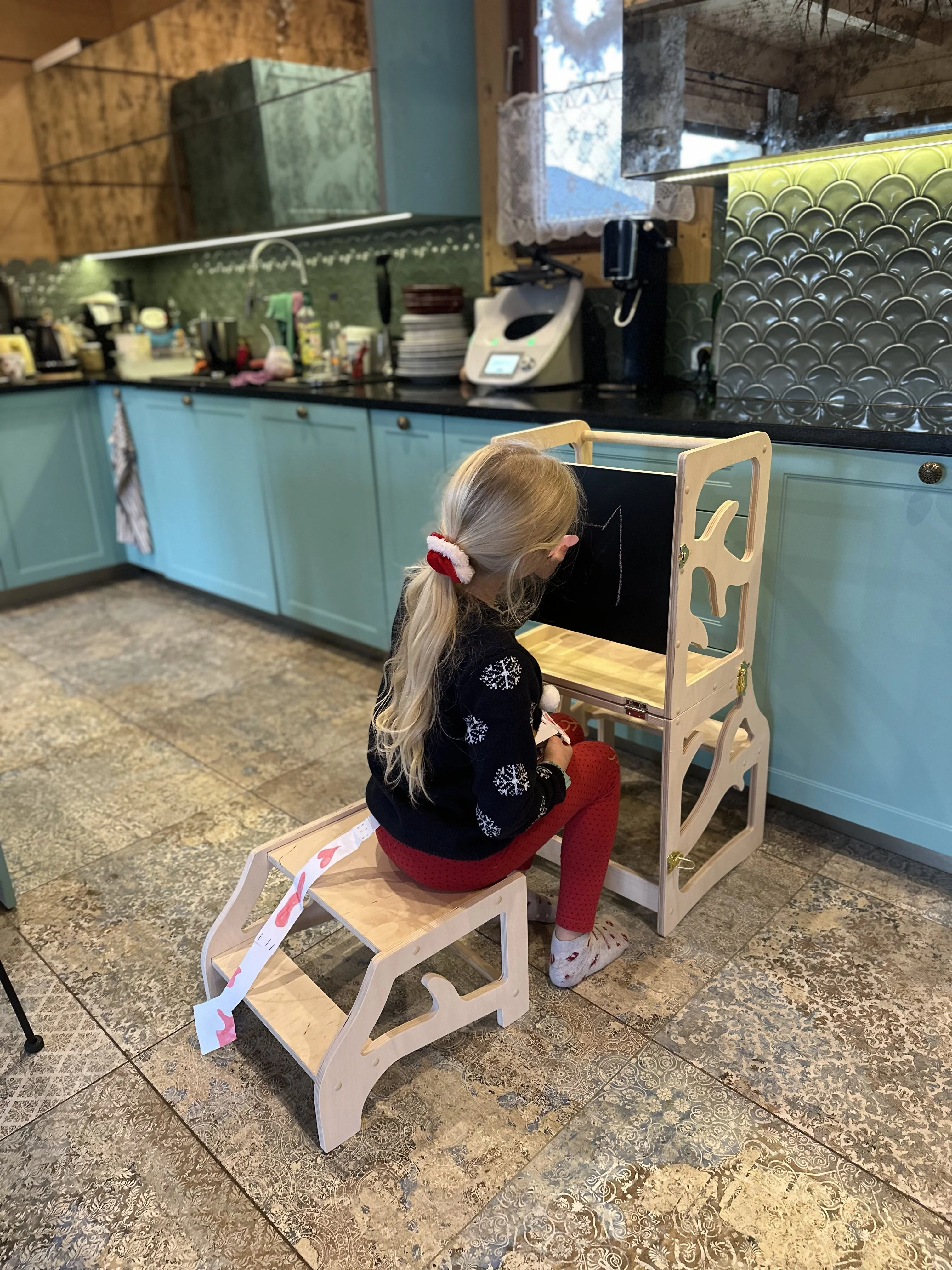 Učiaca veža, písací stolík, stolička, schodík, tabuľa 5v1 montessori borovica