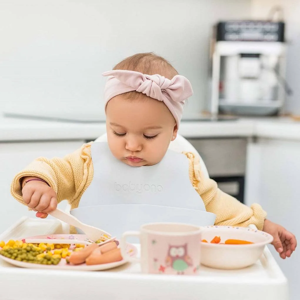 BABYONO Podbradník mäkký plastový s vreckom bez BPA grey 6m+ 1×1 ks, plastový podbradník
