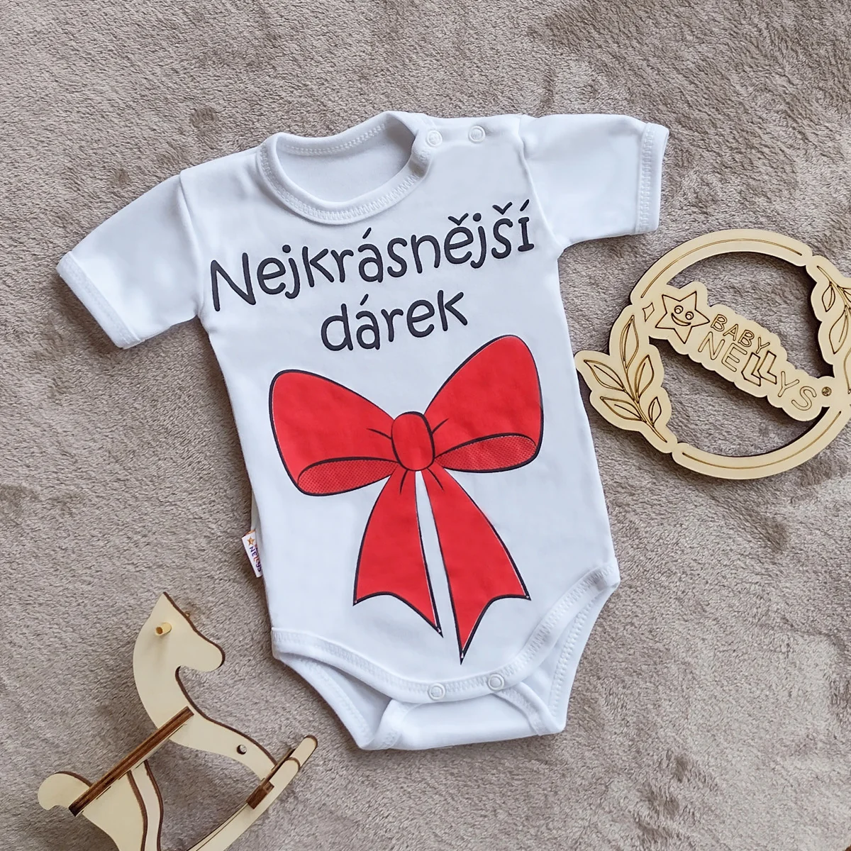 Body krátky rukáv s vtipným textom Baby Nellys, Nejkrásnější dárek, biele, veľ. 68