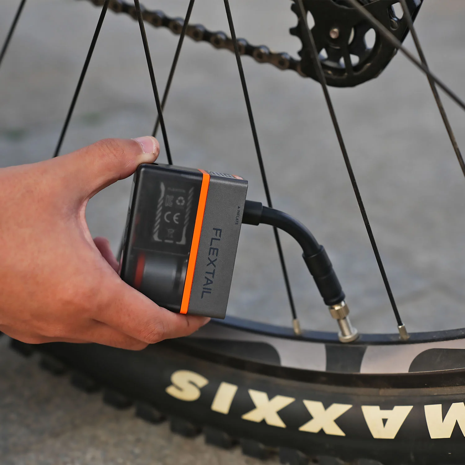 TINY Tire Pump 200 Cyklistická vzduchová pumpa Miniaturní elektrická cyklistická pumpa a zadní světlo 2v1