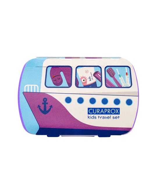 CURAPROX Kids travel set (fialový (1x zubná kefka, 2x medzizubná kefka CPS, 1x zubná pasta melón 6+ 10 ml, 1x nálepka) 1x1 set) 1 set