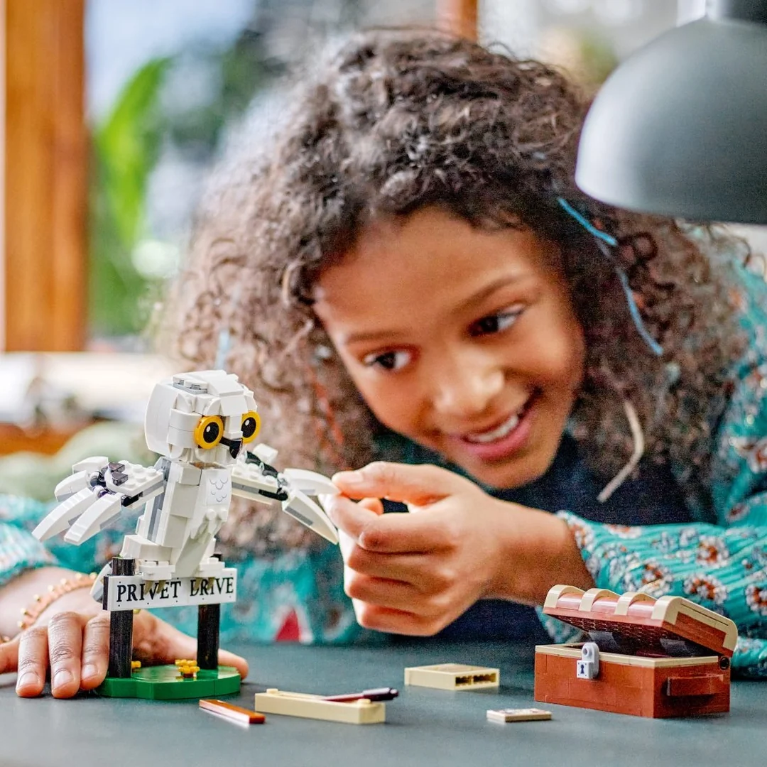 LEGO® Harry Potter™ 76425 Hedviga na Privátnej ceste 4