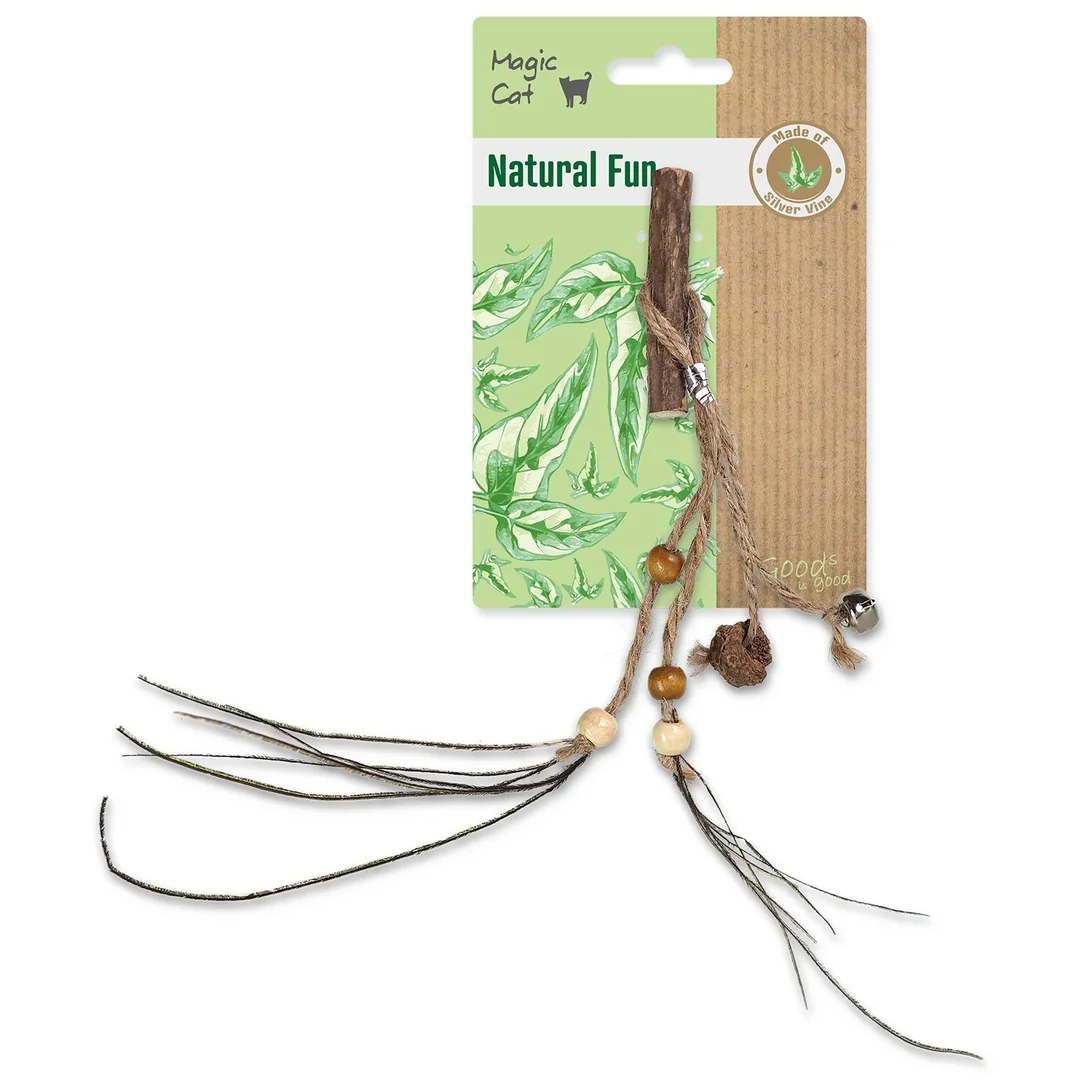 Hračka Magic Cat Natural Fun drievko s povrázkami, korálkami a rolničkou 6cm