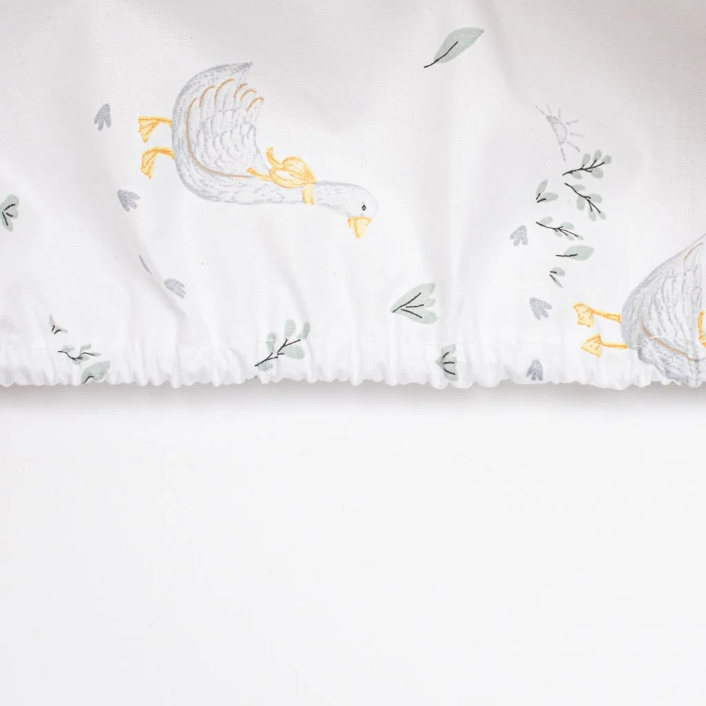 Bavlnené prestieradlo do kočíka New Baby Husičky 35x75 cm ,
