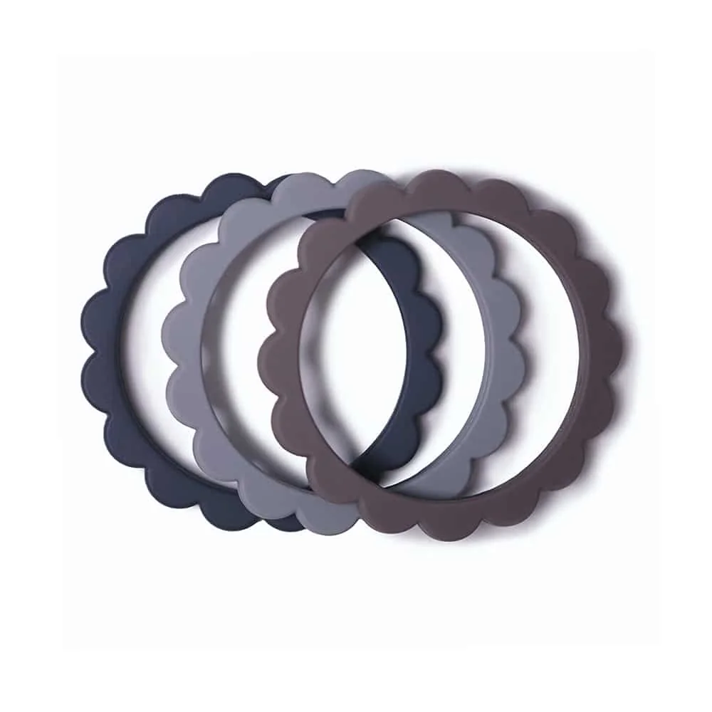 Mushie náramkové hryzátko zo silikónu FLOWER Steel / Dove Gray / Stone