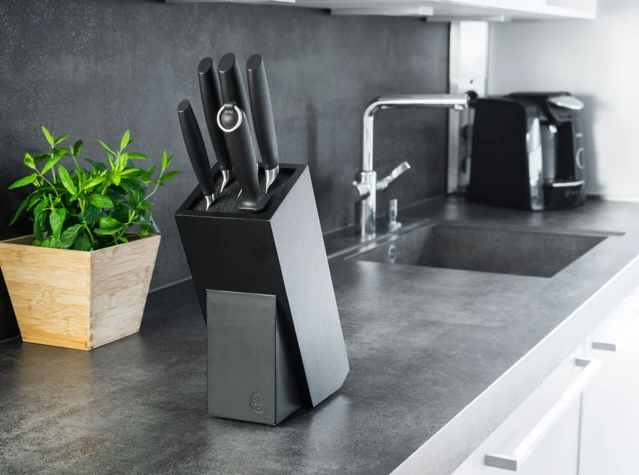 Böker Manufaktur Solingen stojan na nože Gusto Wood Black, čierne drevo
