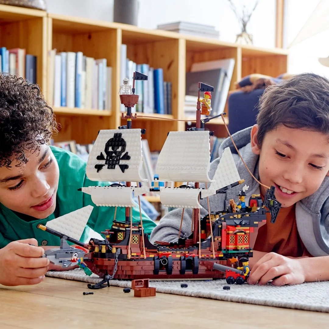 LEGO® Creator 3-in-1 31109 Pirátska loď