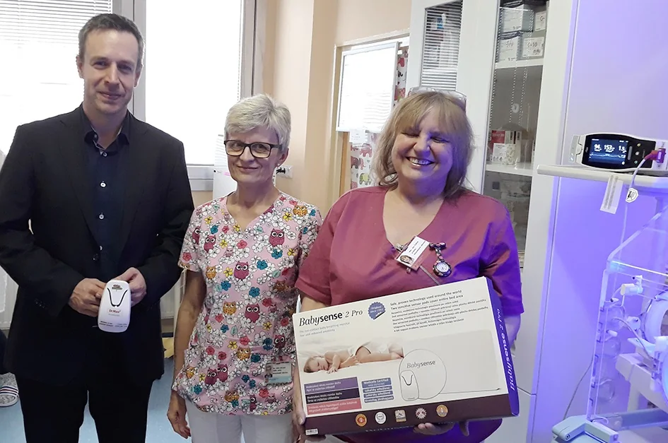 Dr. Max daroval slovenským pôrodniciam 100 monitorov dychu