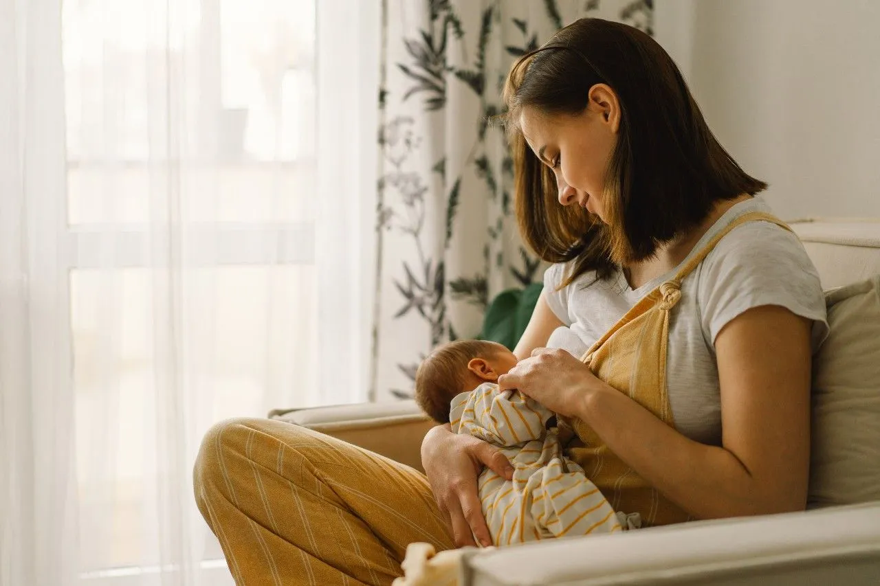 Ako a kedy bezbolestne odstaviť dieťa od dojčenia?