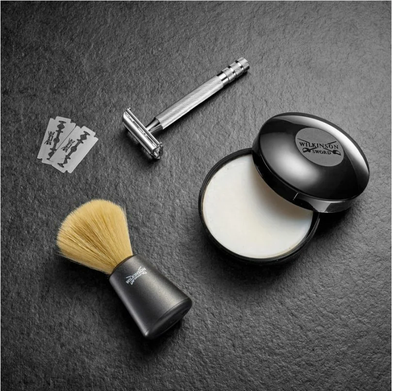 W302261100 Wilkinson Authentic darčeková sada (holiaci strojček, čepele, štetka na holenie, mydlo)