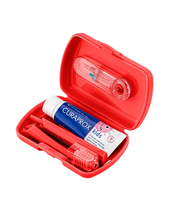 CURAPROX Kids travel set (červený (1x zubná kefka, 2x medzizubná kefka CPS, 1x zubná pasta melón 6+ 10 ml, 1x nálepka) 1x1 set) 1 set