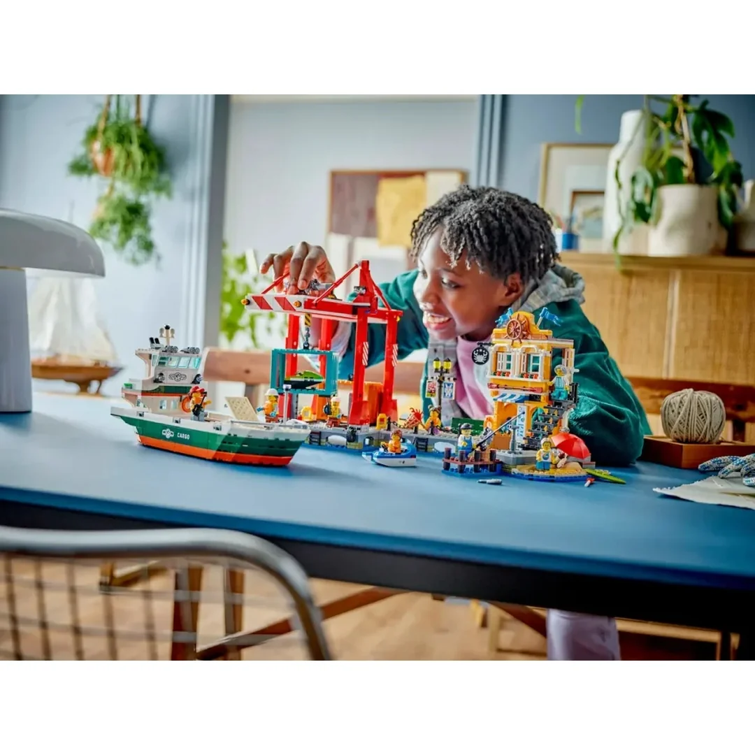 LEGO® City 60422 Prístav s nákladnou loďou