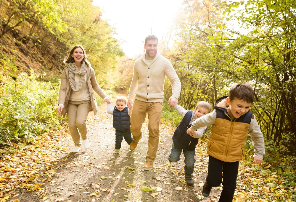 šťastná rodina na prechádzke v prírode cez jeseň