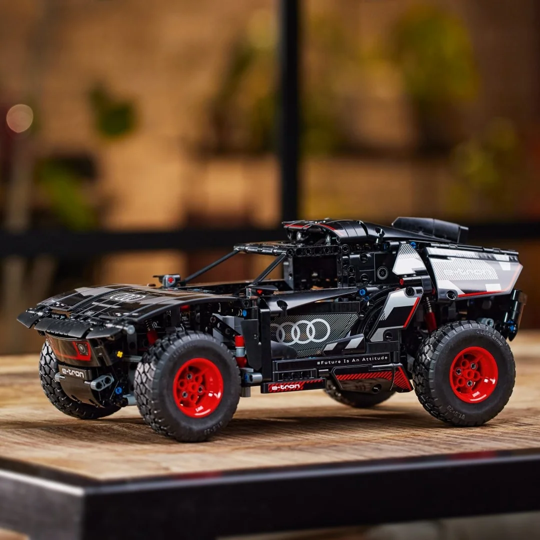LEGO® Technic™ 42160 Audi RS Q e-tron