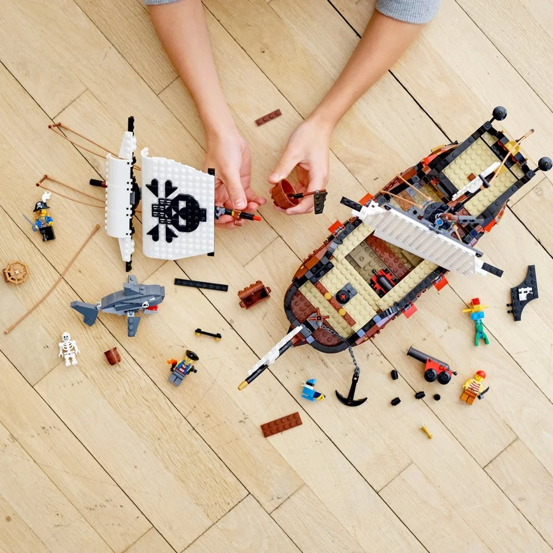 LEGO® Creator 3-in-1 31109 Pirátska loď