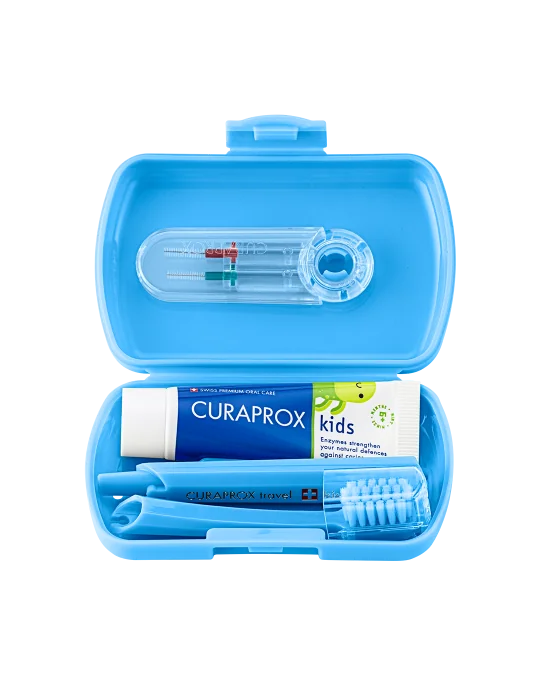CURAPROX Kids travel set (modrý (1x zubná kefka, 2x medzizubná kefka CPS, 1x zubná pasta mäta 6+ 10 ml, 1x nálepka) 1x1 set) 1 set