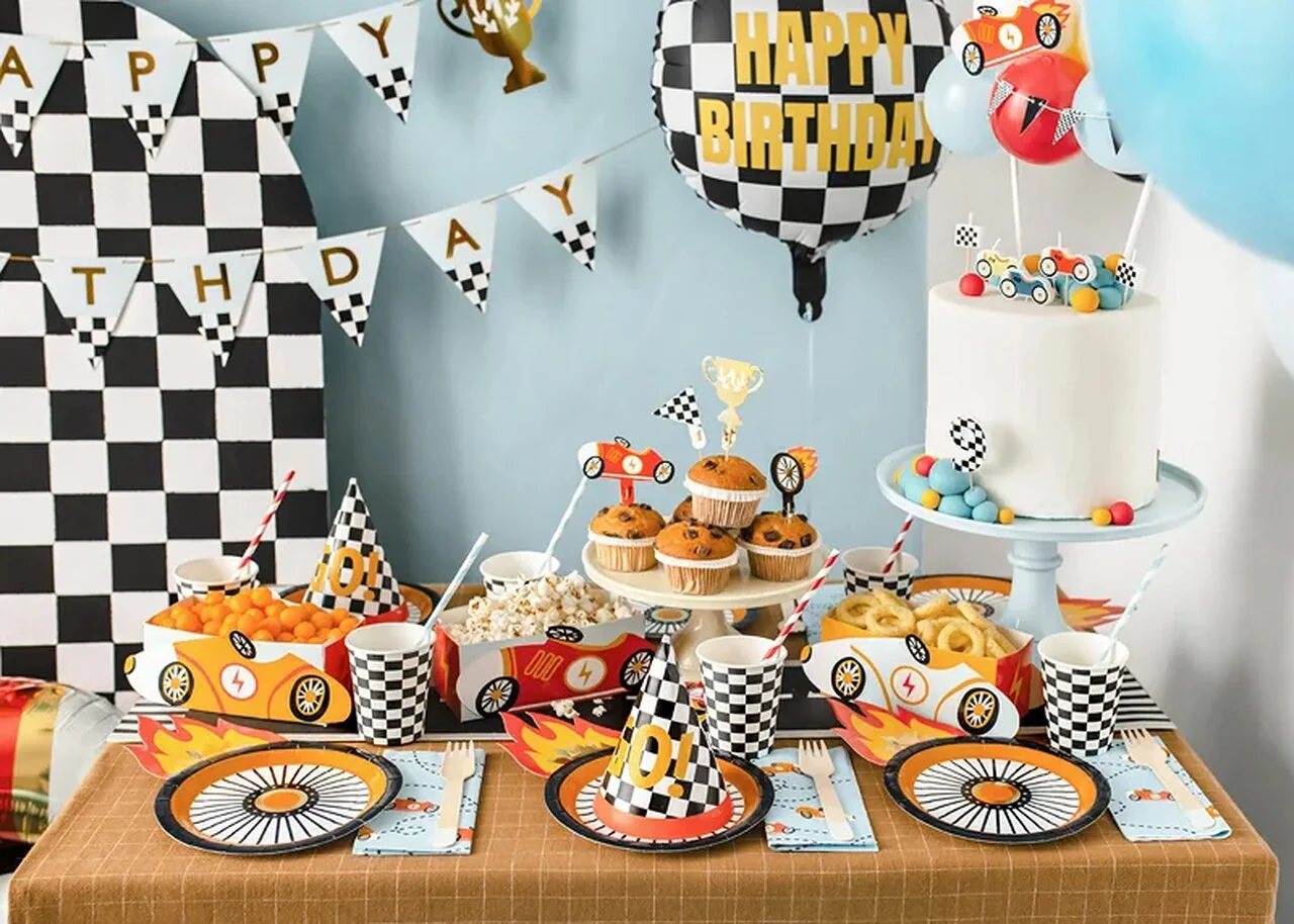 Narodeninový banner „Happy Birthday“ s pohármi – 2,5 m, farebná dekorácia