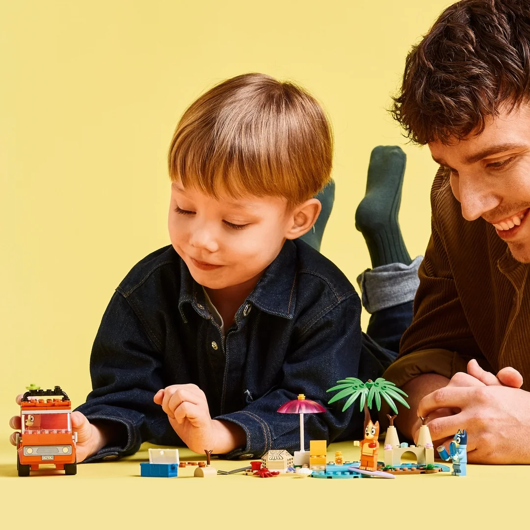 LEGO® Bluey 11202 Bluey a rodinný výlet autom na pláž