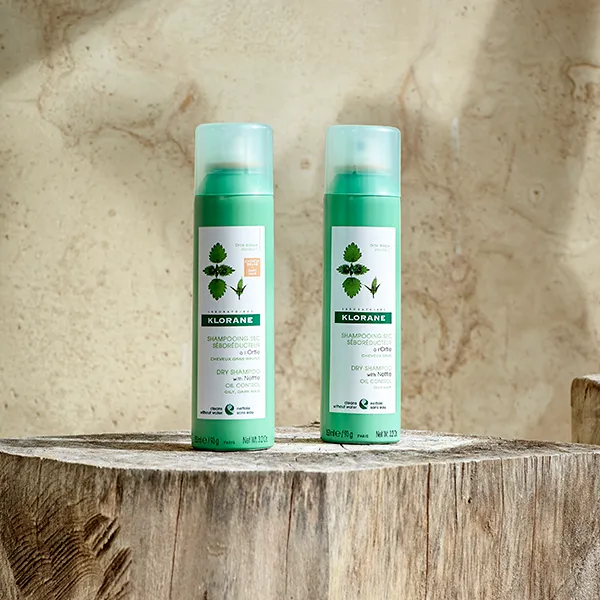 KLORANE Seboregulačný suchý šampón so žihľavou – tmavé vlasy 1x150 ml, suchý šampón, seboregulačný so žihľavou, tmavé a mastné vlasy