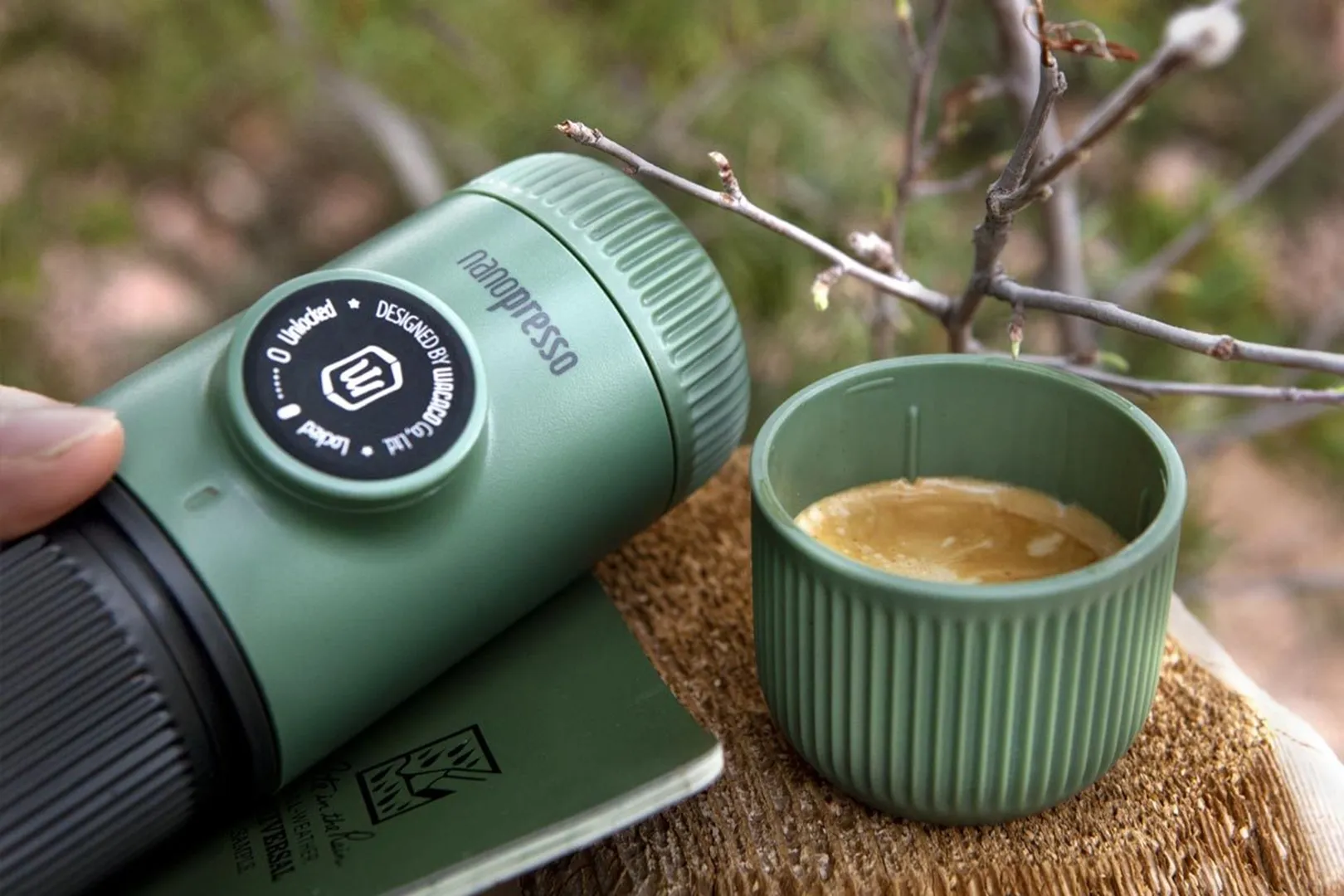 Nanopresso Moss Green + pevný obal Cestovný kávovar