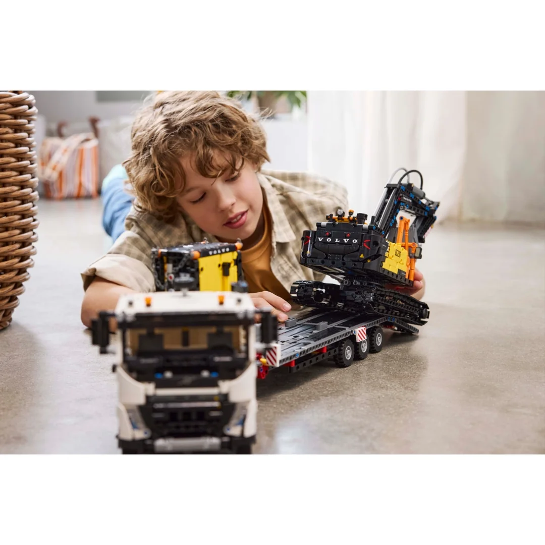 LEGO® Technic™ 42175 Nákladné auto Volvo FMX a elektrický bager EC230