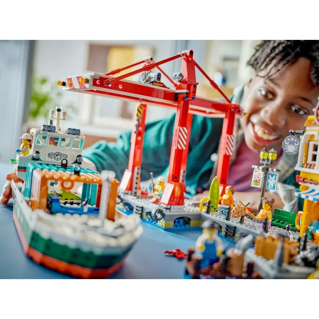 LEGO® City 60422 Prístav s nákladnou loďou