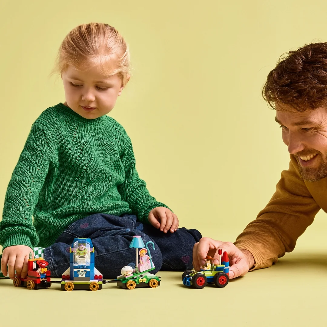 LEGO® │ Disney 43264 Slávnostný vláčik a Autíčko z Toy Story