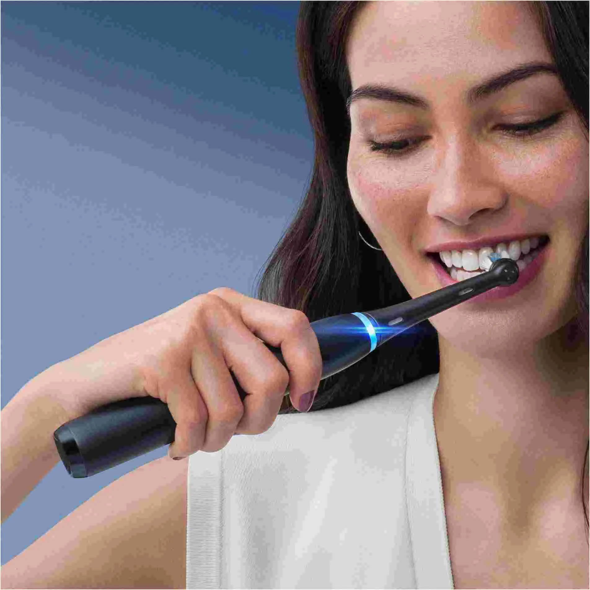 Oral B EK Duo iO Series 8 Black&White + držiak zubnej kefky + cestovné púzdro 1×1 set, elektroniícká zubná kefka
