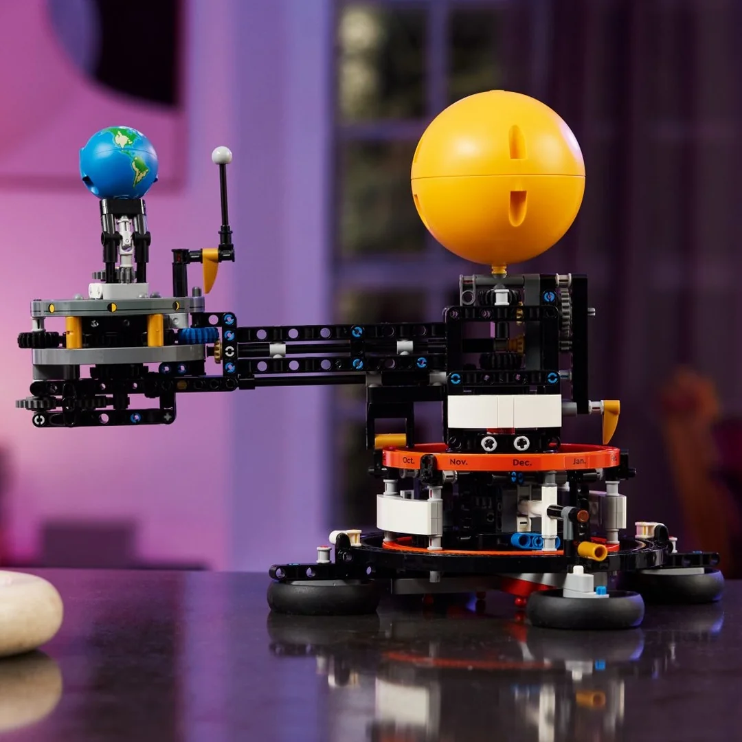 LEGO® Technic™ 42179 Planéta Zem a Mesiac na obežnej dráhe