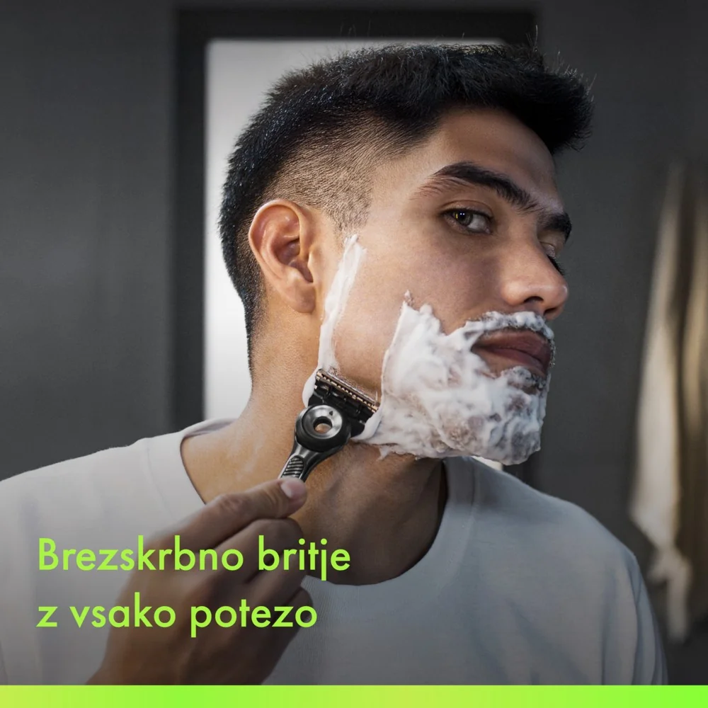 Gillette Labs darčeková sada: pánsky holiaci strojček, hlavica, držiak, gél na holenie, puzdro 1 set