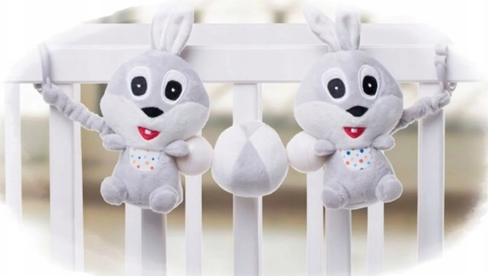 Plyšová hrkálka, zábrana na kočík 4Baby, Rabbit, sivo/biele