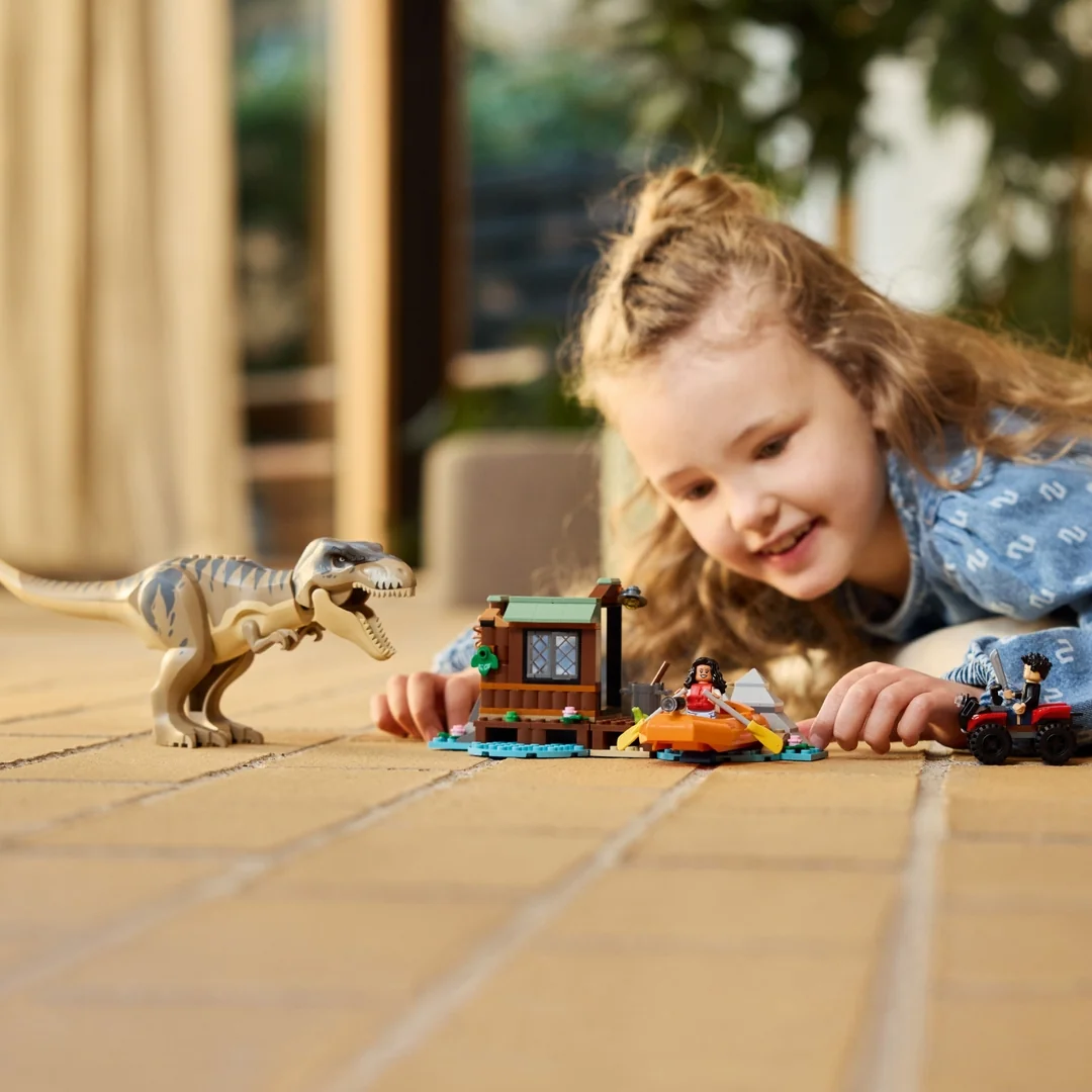 LEGO® Jurassic World 76975 T-rex a útek po rieke