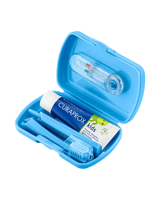 CURAPROX Kids travel set (modrý (1x zubná kefka, 2x medzizubná kefka CPS, 1x zubná pasta mäta 6+ 10 ml, 1x nálepka) 1x1 set) 1 set