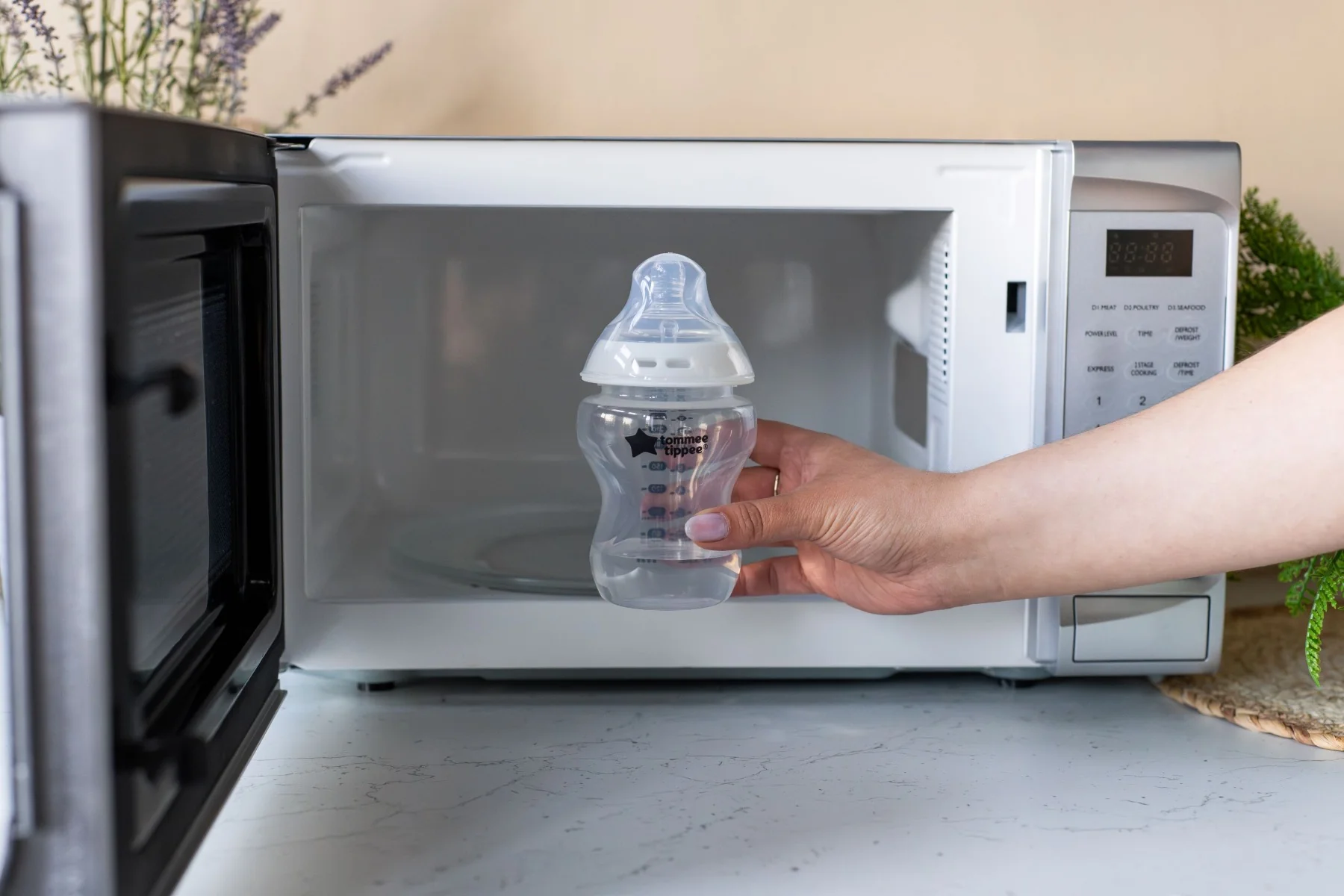 Tommee Tippee Samosterilizačná Dojčenská Fľaša s ANTI-COLIC cumlíkom 1×2 ks, dojčenská fľaša