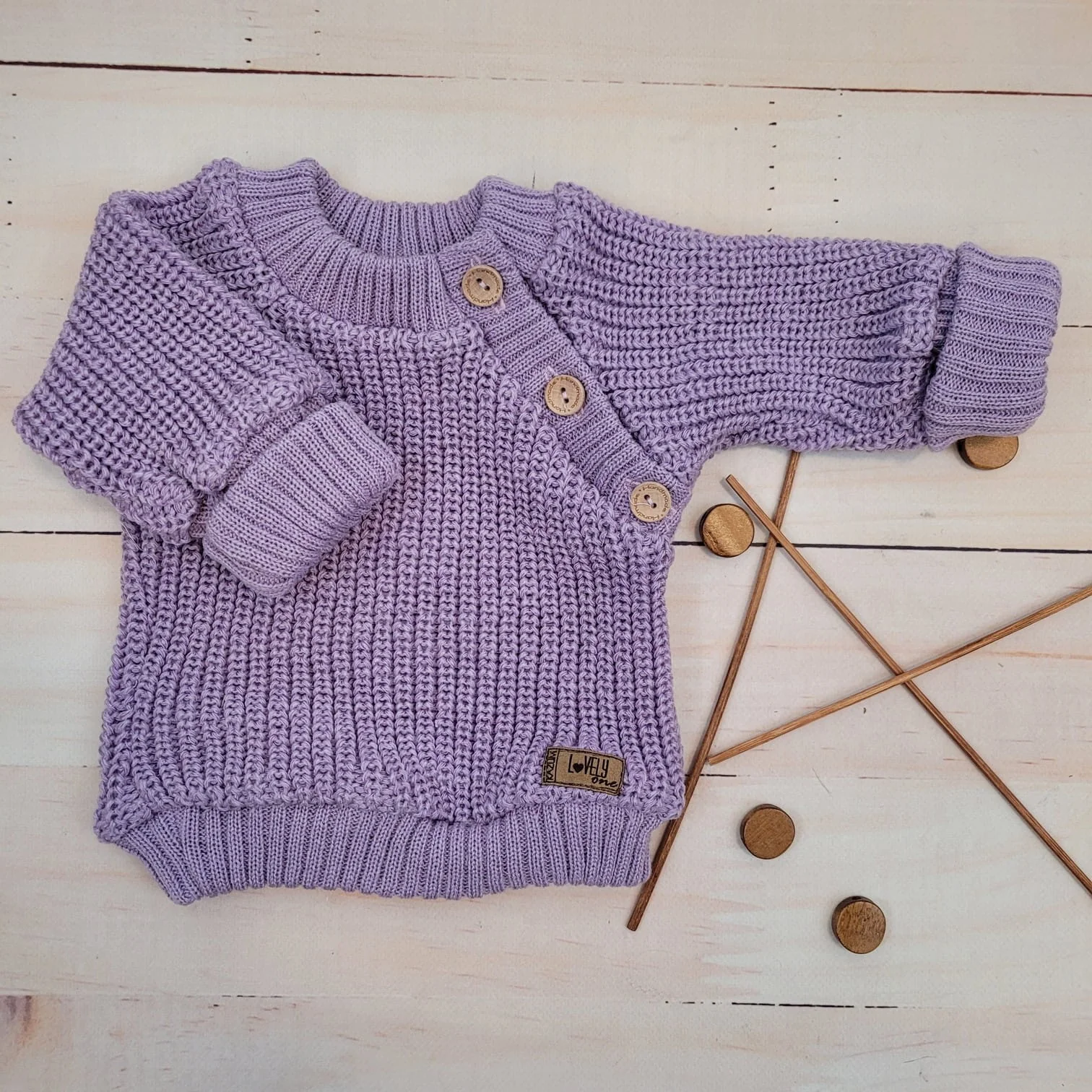 Pletený svetrík s gombíkmi Lovely, predĺžené náplety, lila, 56/62