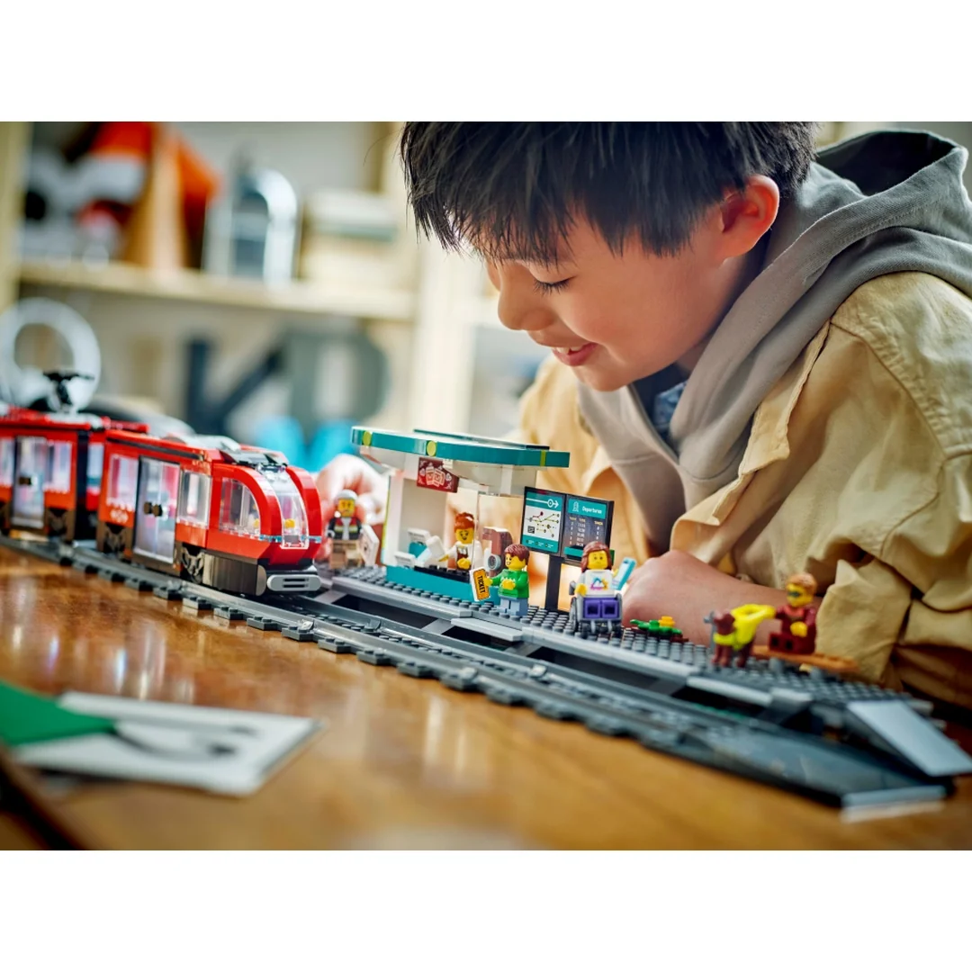 LEGO® City 60423 Električka a zastávka v centre mesta
