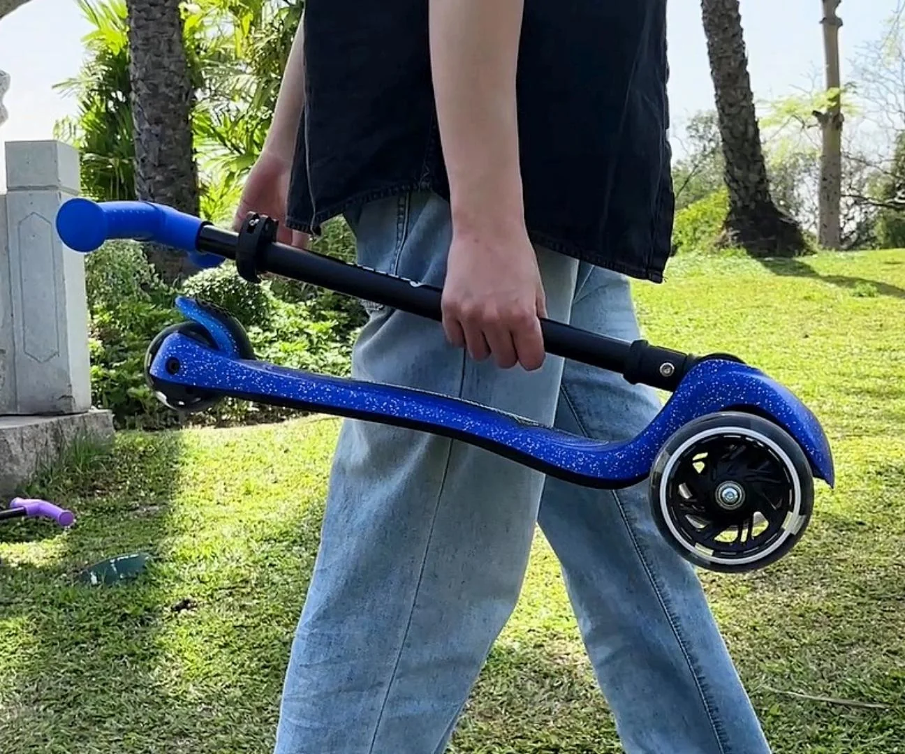 Detská kolobežka SPARKY LED trojkolová – svietiace kolieska, nastaviteľná, modrá